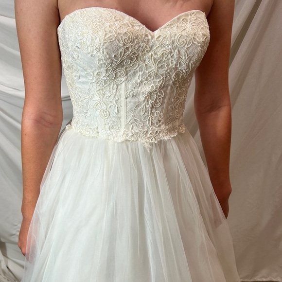 David’s Bridal Gown Wedding Dress Lace Corset Tulle Princess style size 2 ivory - Picture 15 of 16